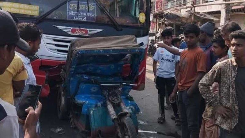 দোহাজারীতে বাসের ধাক্কায় স্কুল শিক্ষার্থী ভাই-বোনসহ তিনজনের মৃত্যু